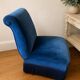 Fauteuil crapaud en velours bleu
