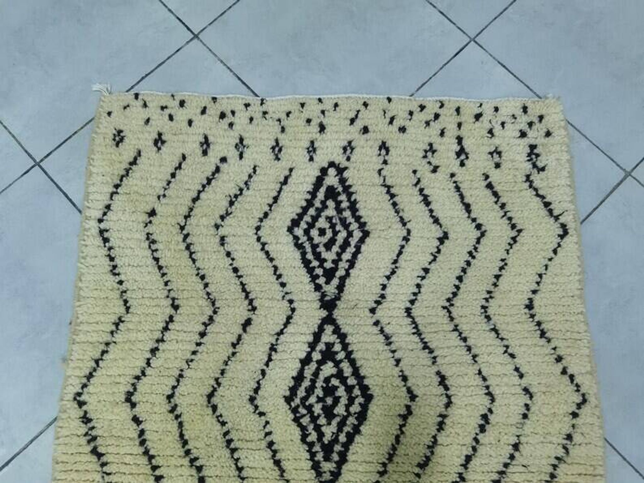 Tapis marocain artisanal décoré 250cmx150cm