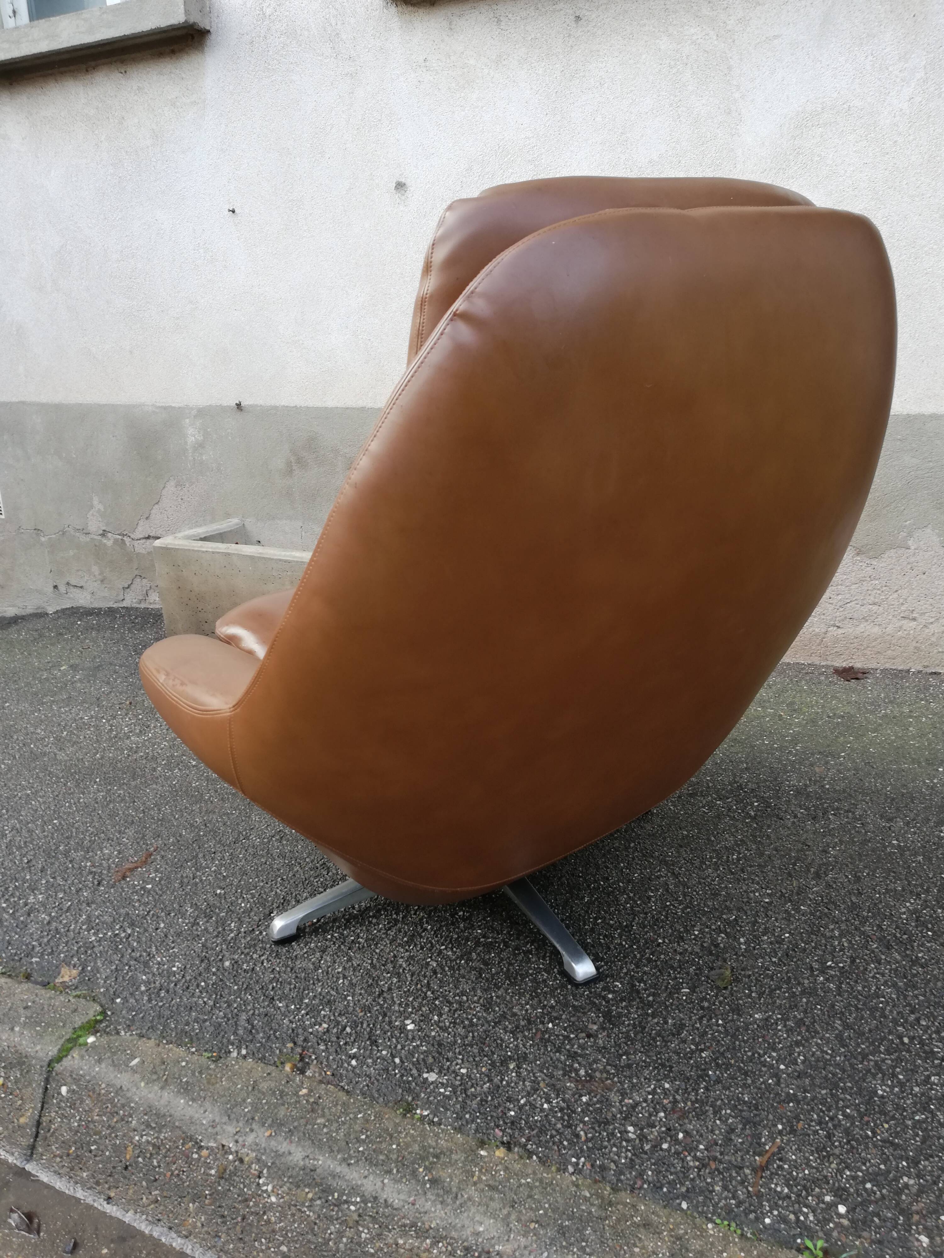 Vintage brown hull chair