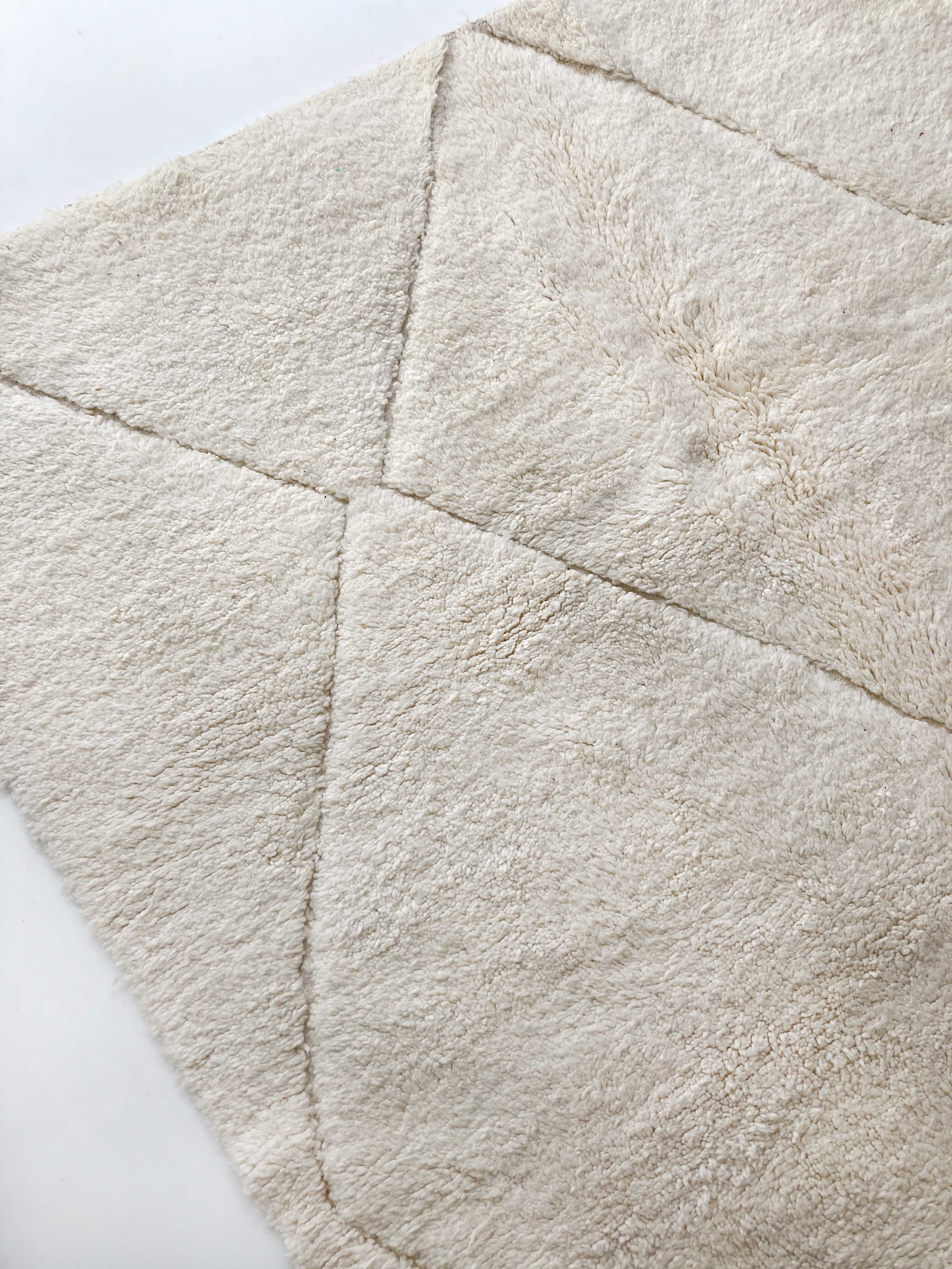 Moroccan Berber carpet Beni ouarain ecru plain with engraved diamonds 285x200cm