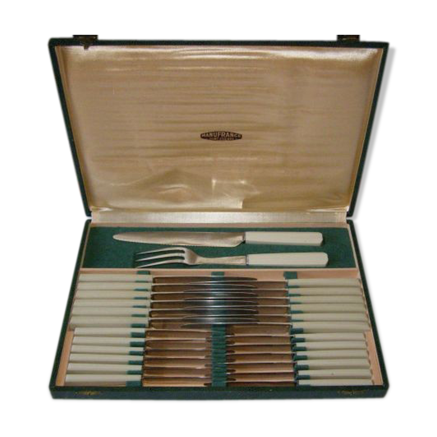 Former household from the manufacture of St Eteinne, 26 pieces