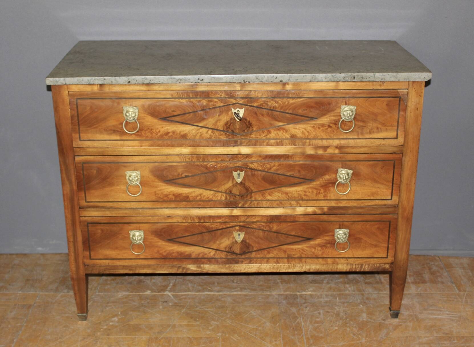 Commode Directoire en Noyer fin XVIII
