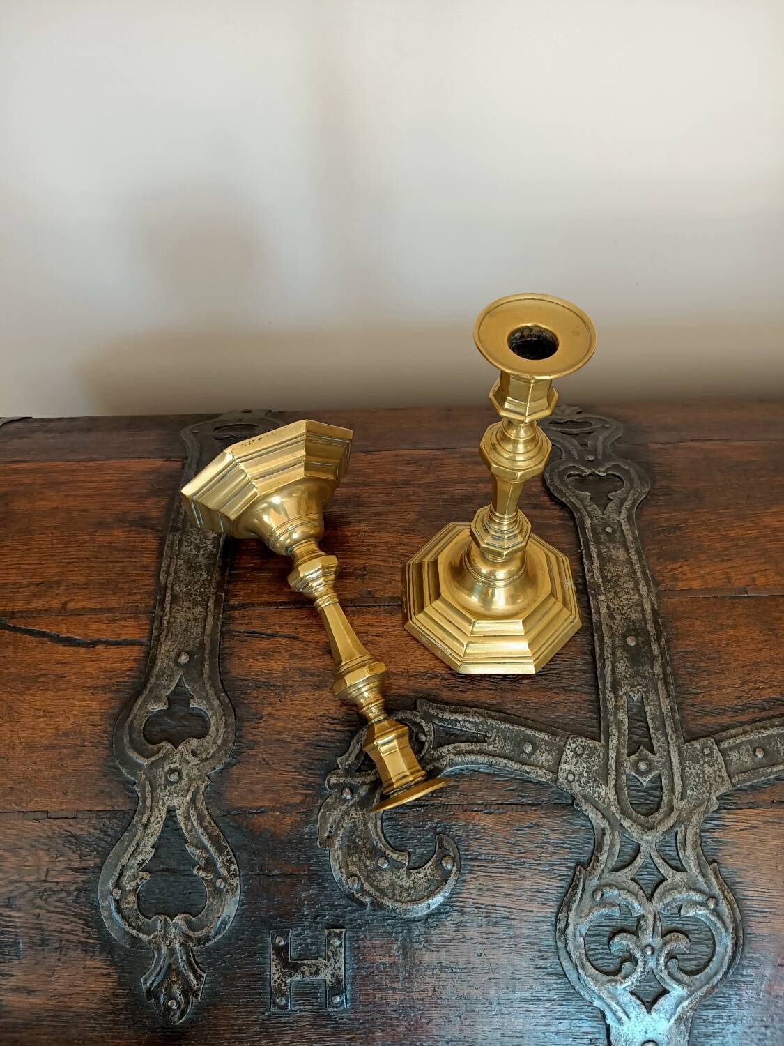 Paire de bougeoirs en bronze d'époque XVIIIe