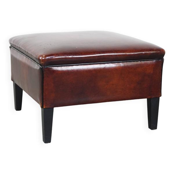 Grand pouf carré en cuir de mouton avec une belle patine