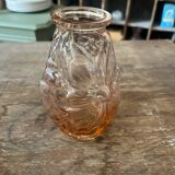 Vase rose en verre ciselé