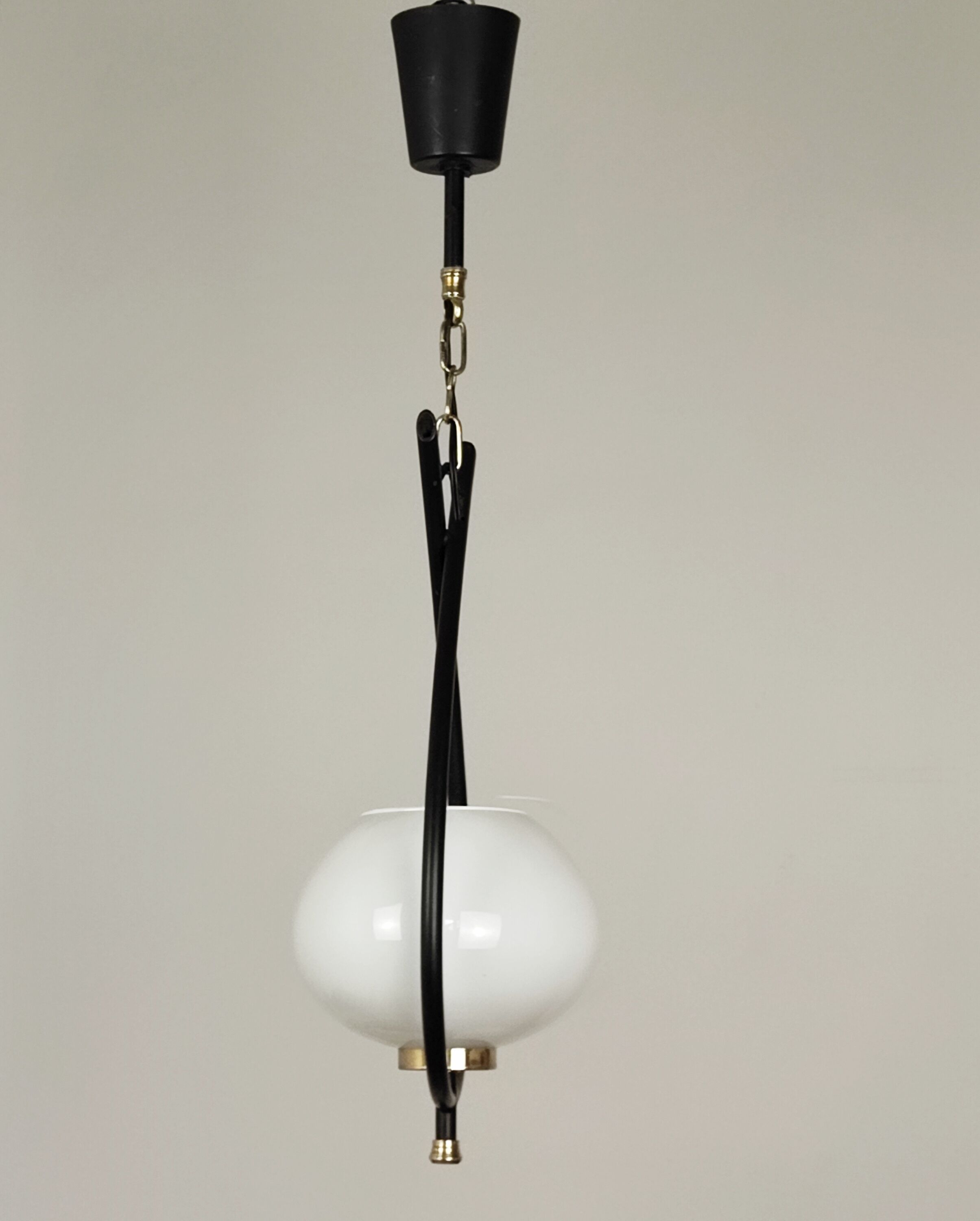 Metal and opaline suspension