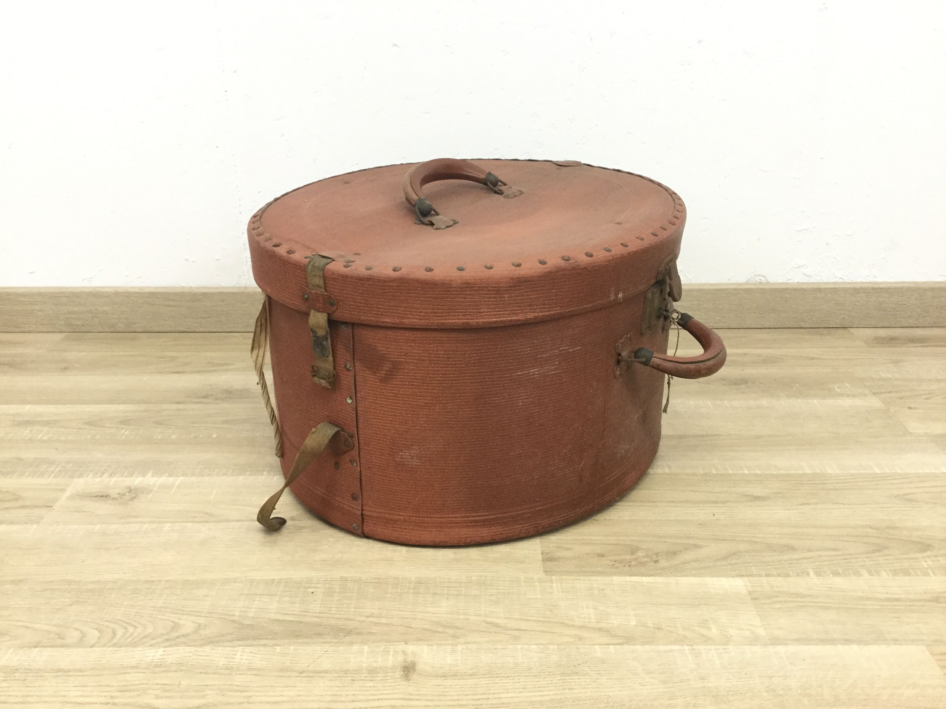 Old suitcase - box Hat IMPERVIA