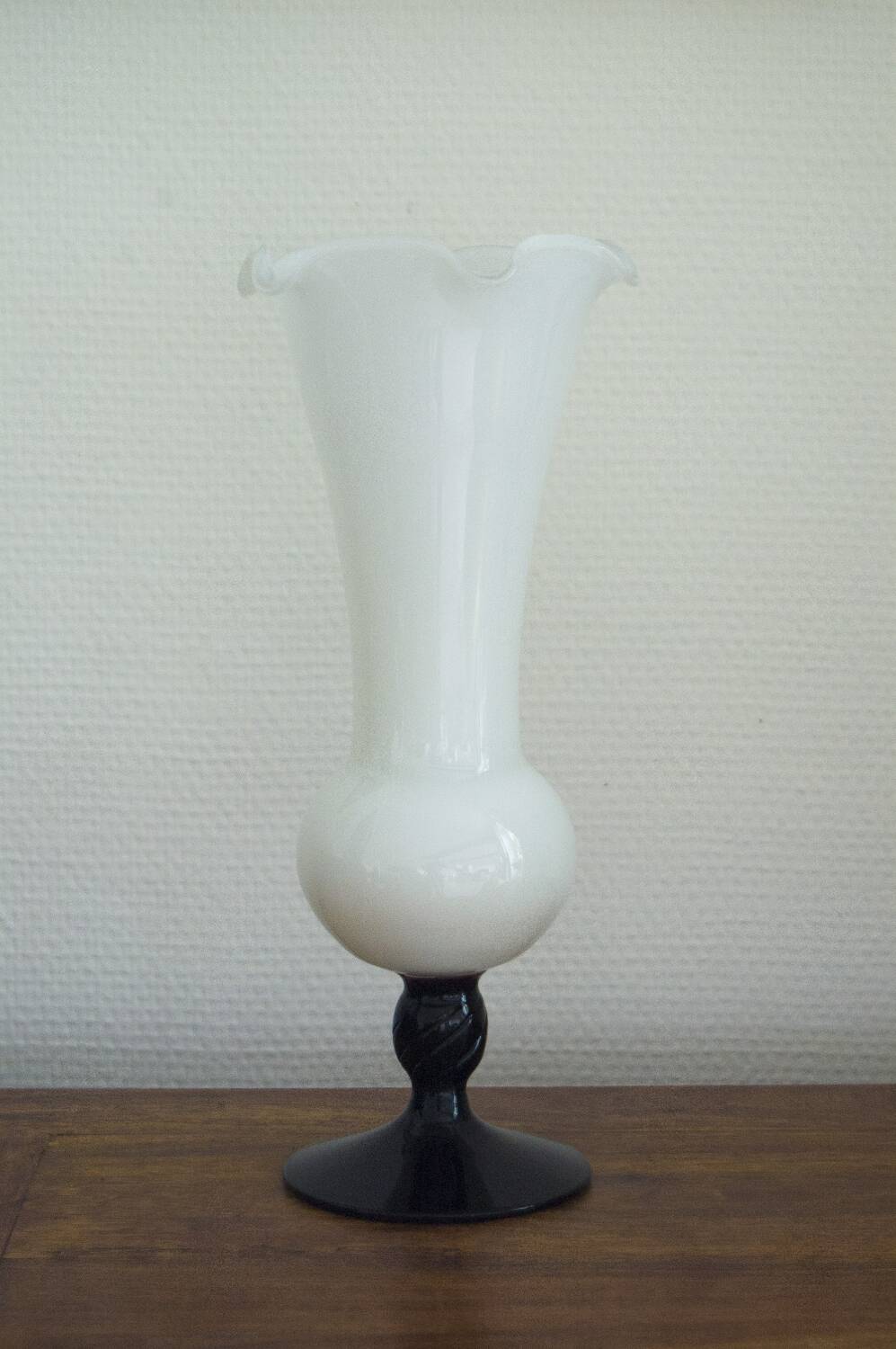 Vase vintage en verre opalin – Blanc et améthyste, années 1970/80
