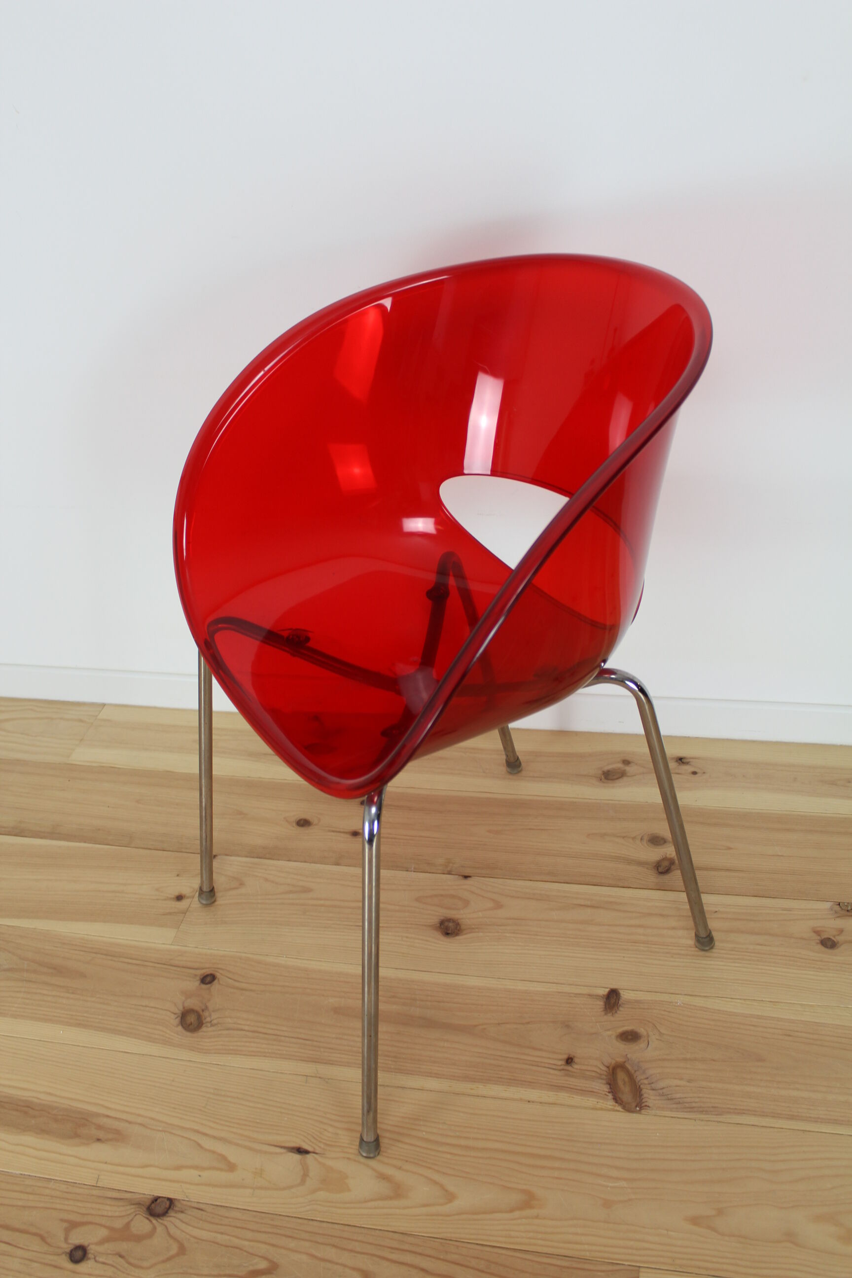 Sintesi Eye red plexiglass chair