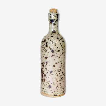 Bottle vase in speckled sandstone