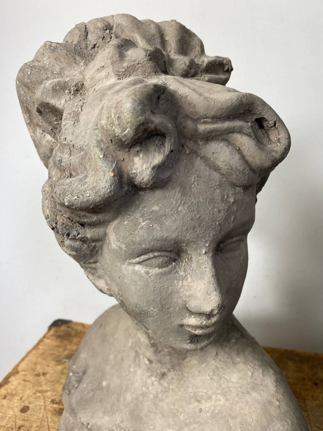 Buste de femme au chignon