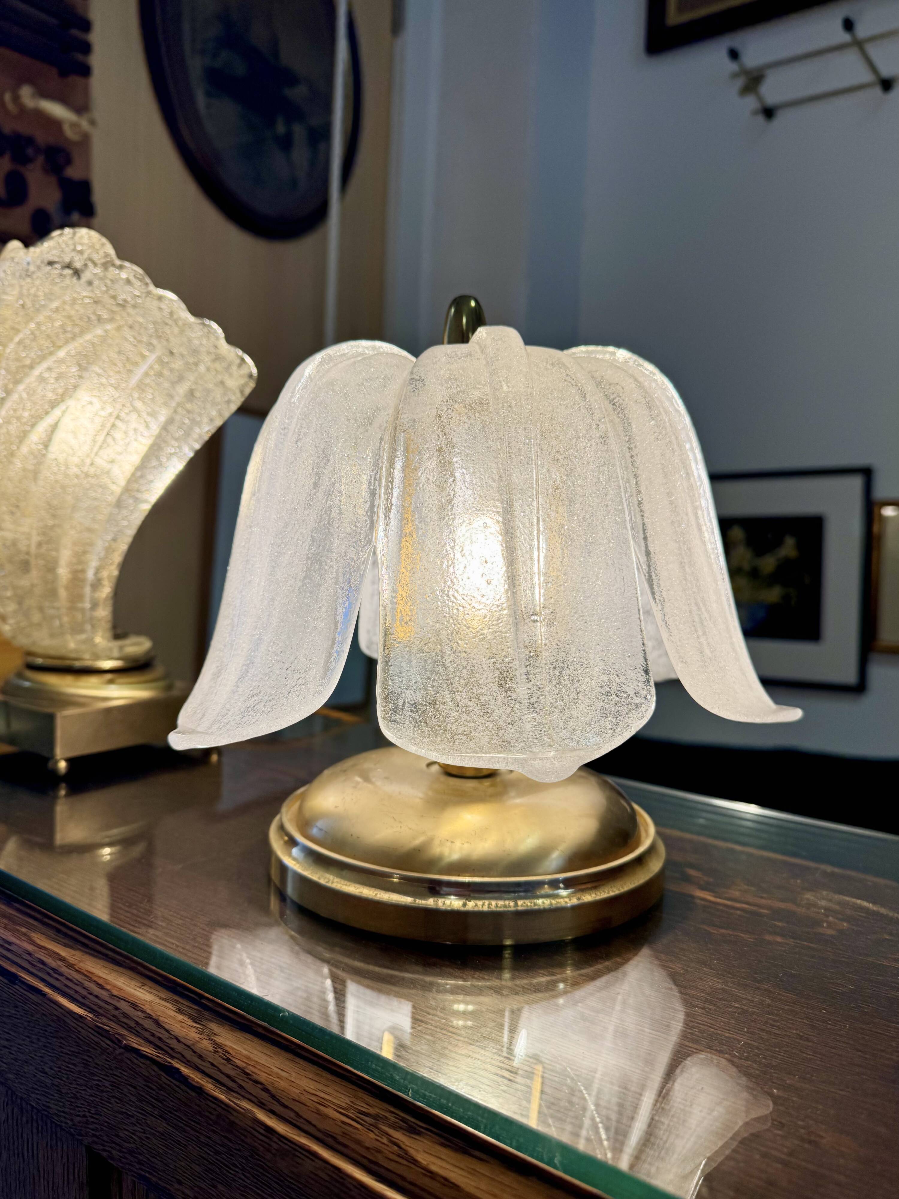 Lampe de table en laiton vintage et verre en forme de feuille