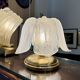 Lampe de table en laiton vintage et verre en forme de feuille