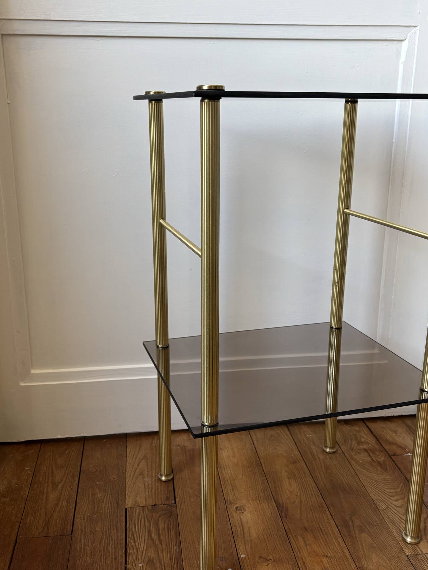 Tables d’appoint en verre et laiton