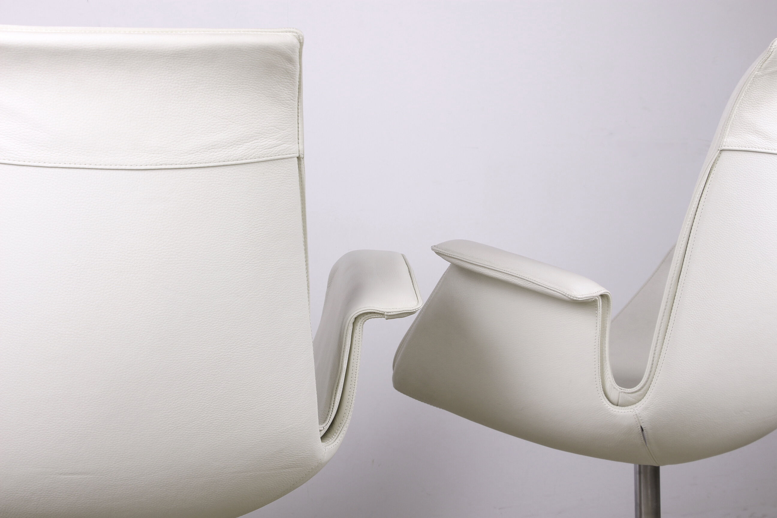 Pair of danish armchairs in leather and steel, model fk 6725 or "tulip chair" by Preben Fabricius