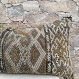 Housse de coussin berbère vintage : coussin marocain en laine, motif Boujad