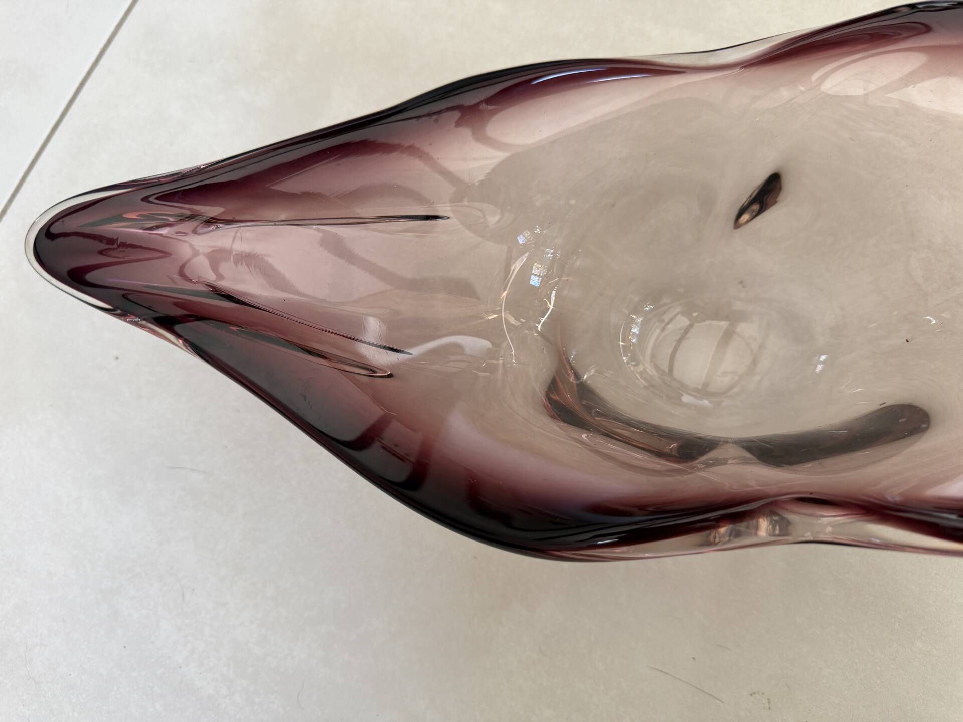 Blown glass fruit bowl in Murano style with purple reflections.
