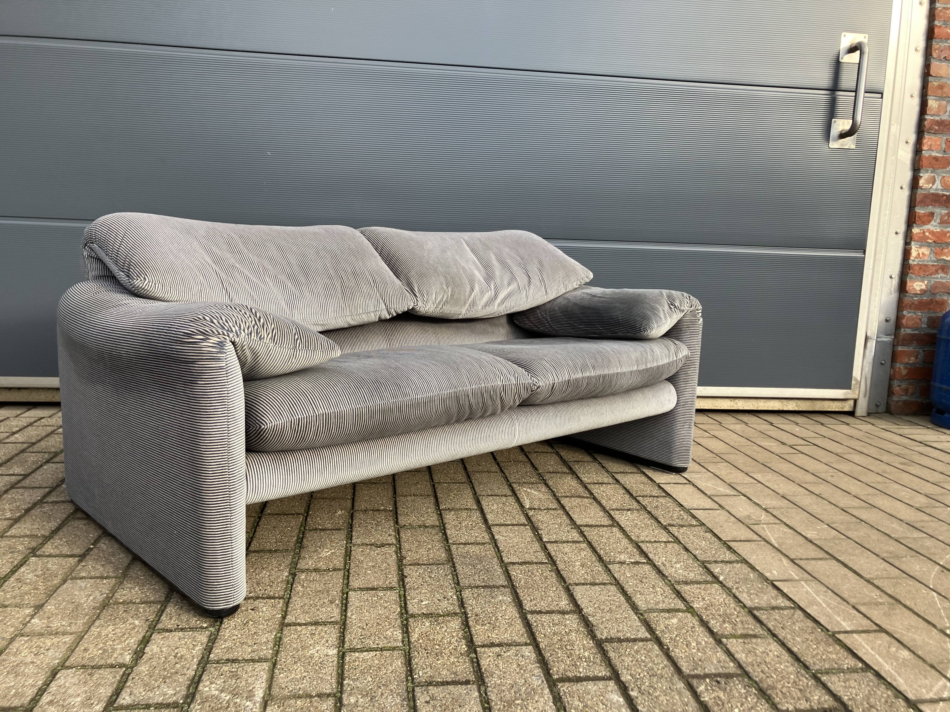Cassina Maralunga 2 seater sofa, light gray Vico Magistretti