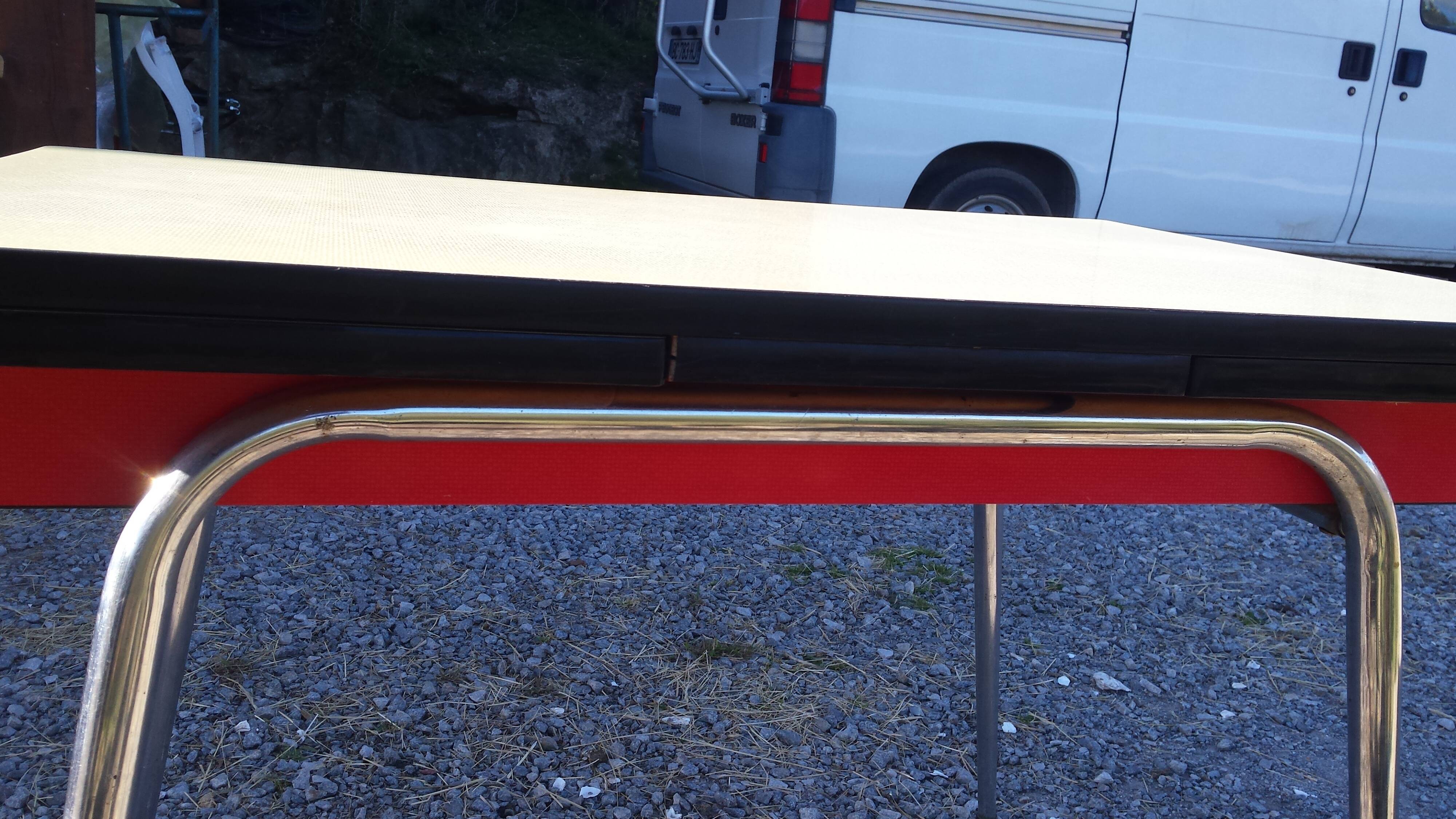 Table et 4 chaises en formica