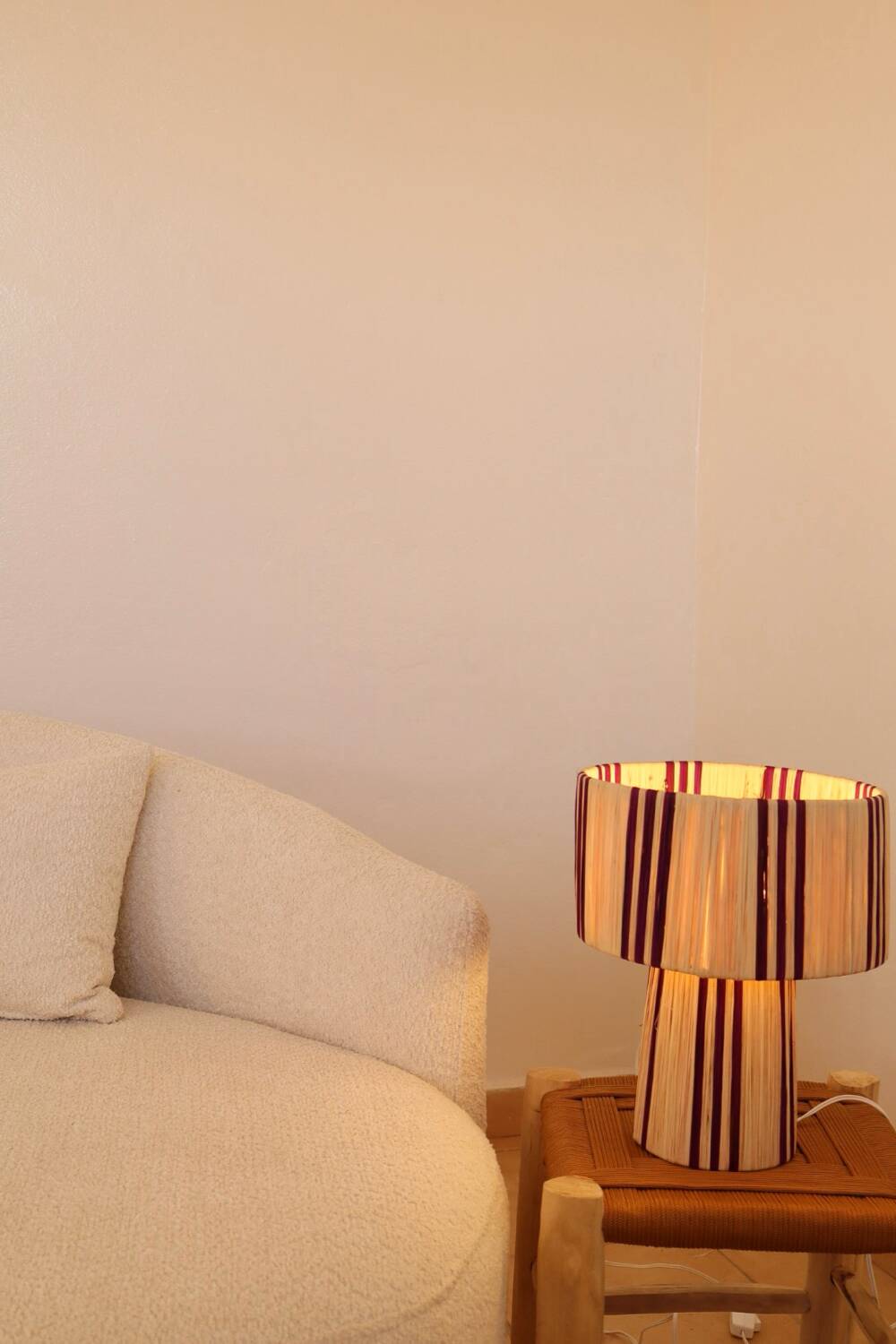 Table lamp in natural raffia with purple stripes