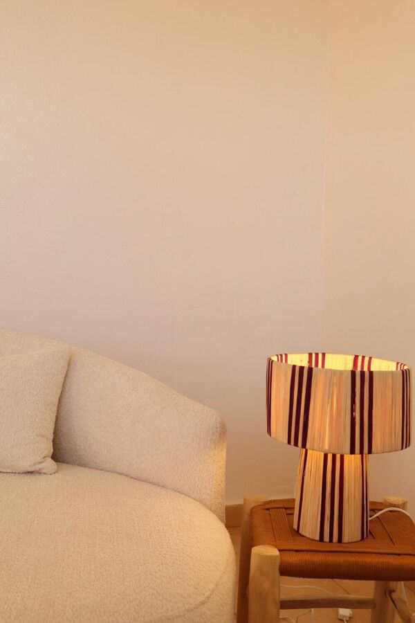 Lampe à poser en raphia naturel à rayures violettes