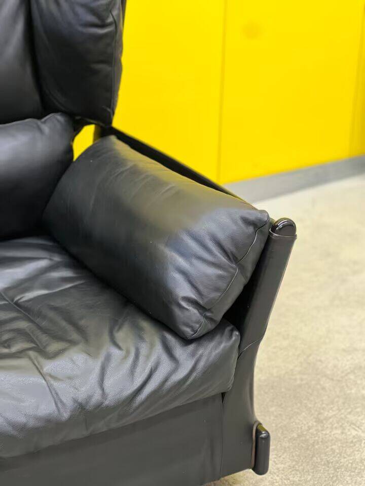 Fauteuil "Viola D'amore" de Cassina par Piero de Martini (années 1970) – Cuir noir