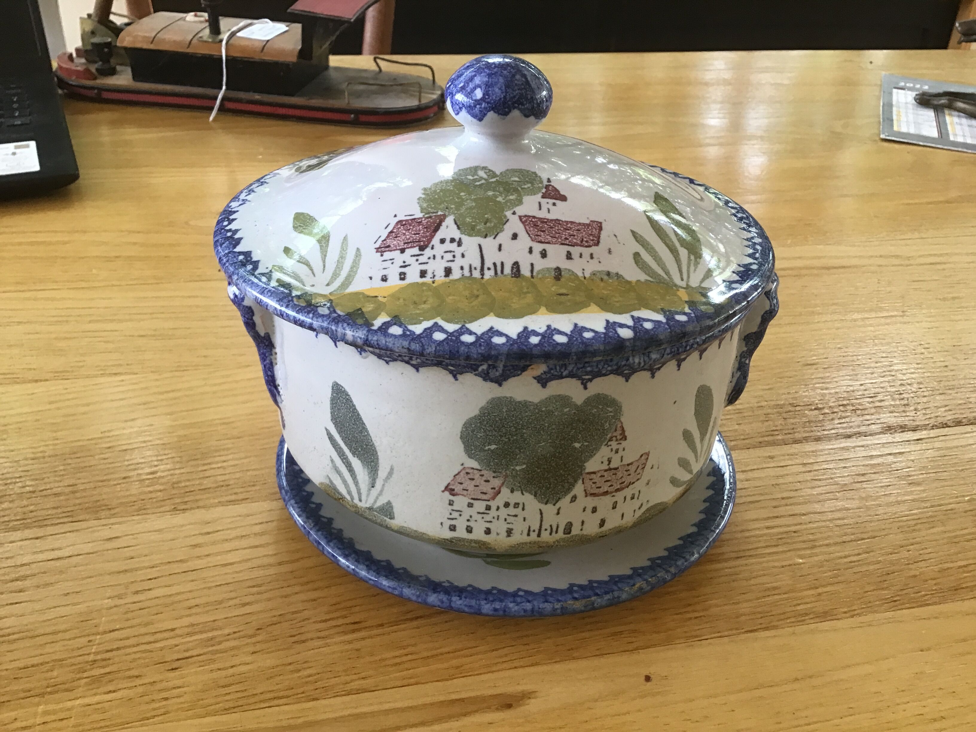 Soupière en faïence de Charolles
