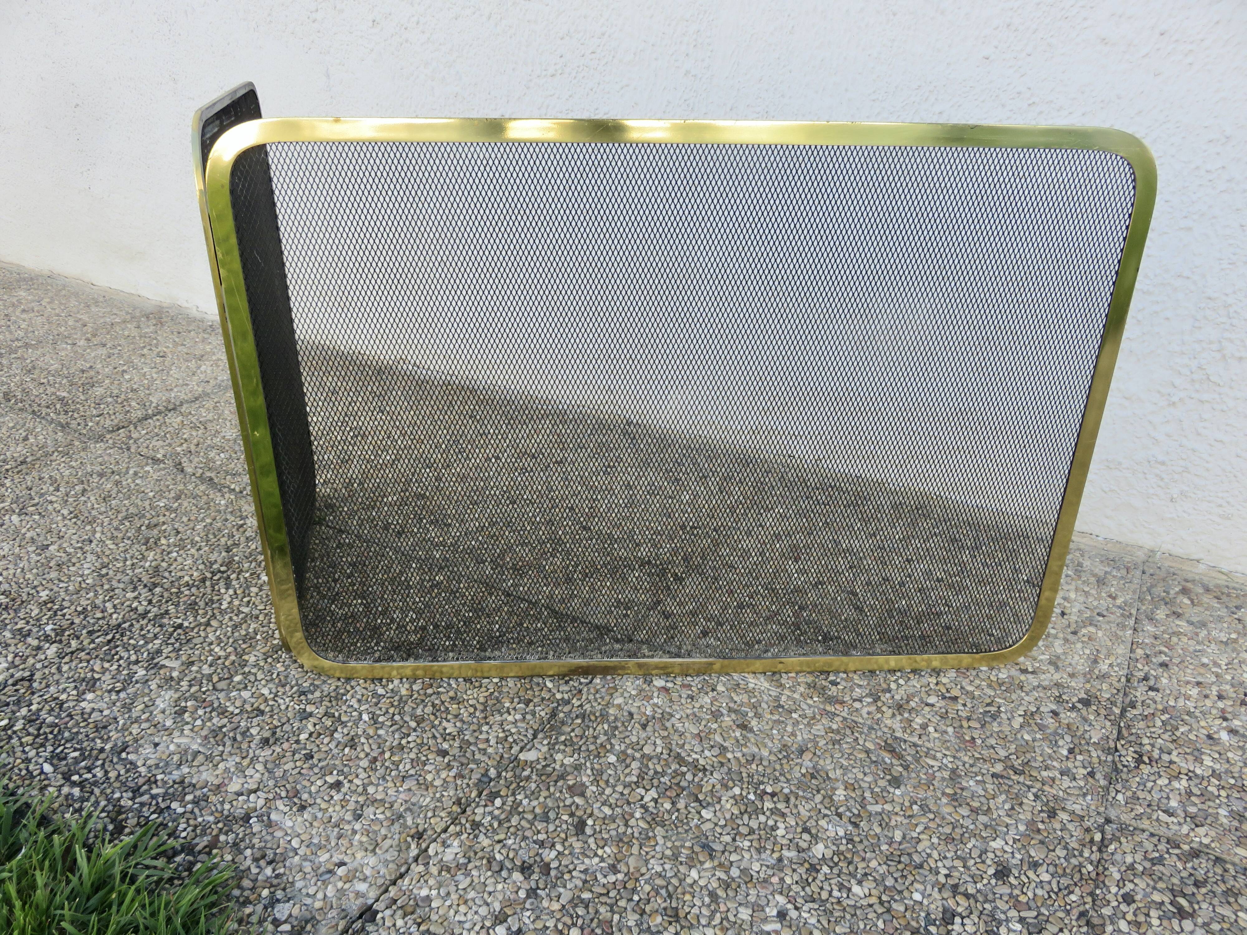 Fireplace screen with 2 panels in gilded brass and expanded metal, 1970s.