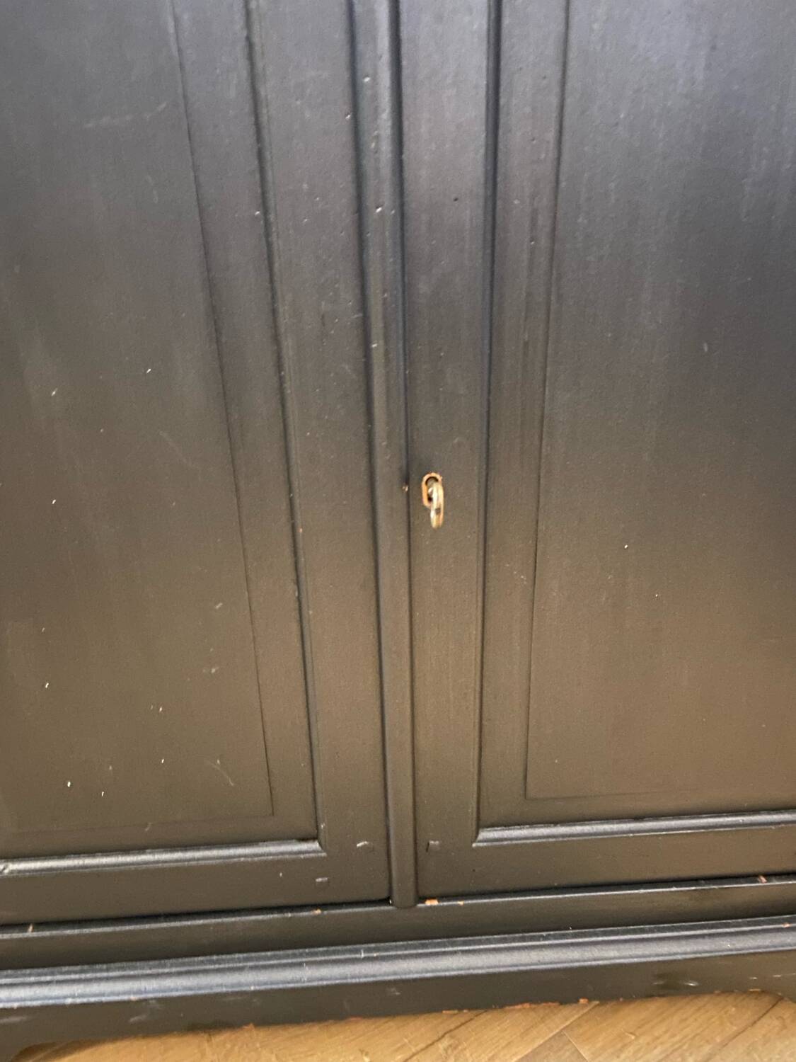 Buffet with two doors and one drawer