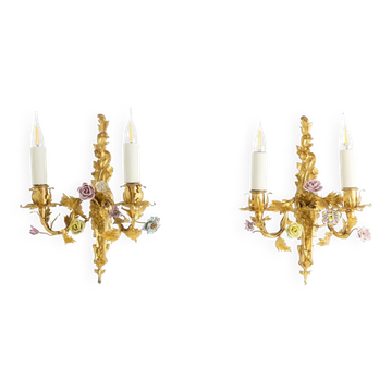 Pair of bronze wall lights with flower decoration. Circa 1880.