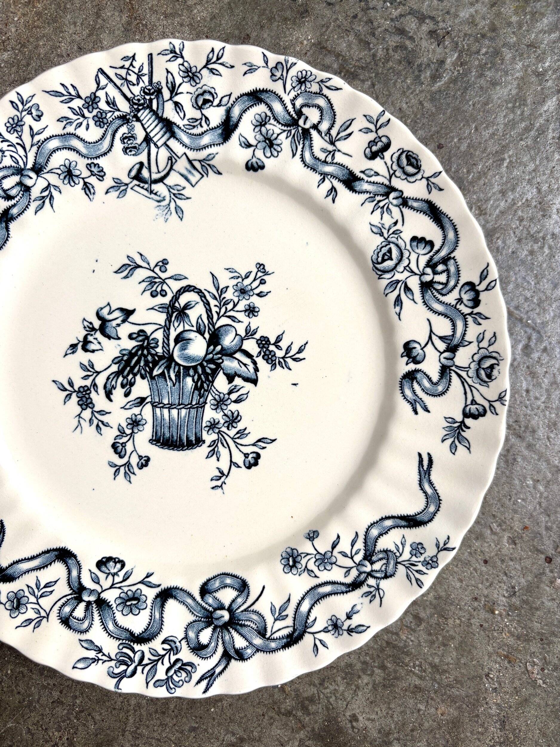 Longchamp ironstone dinner plate, "Ribbons" service