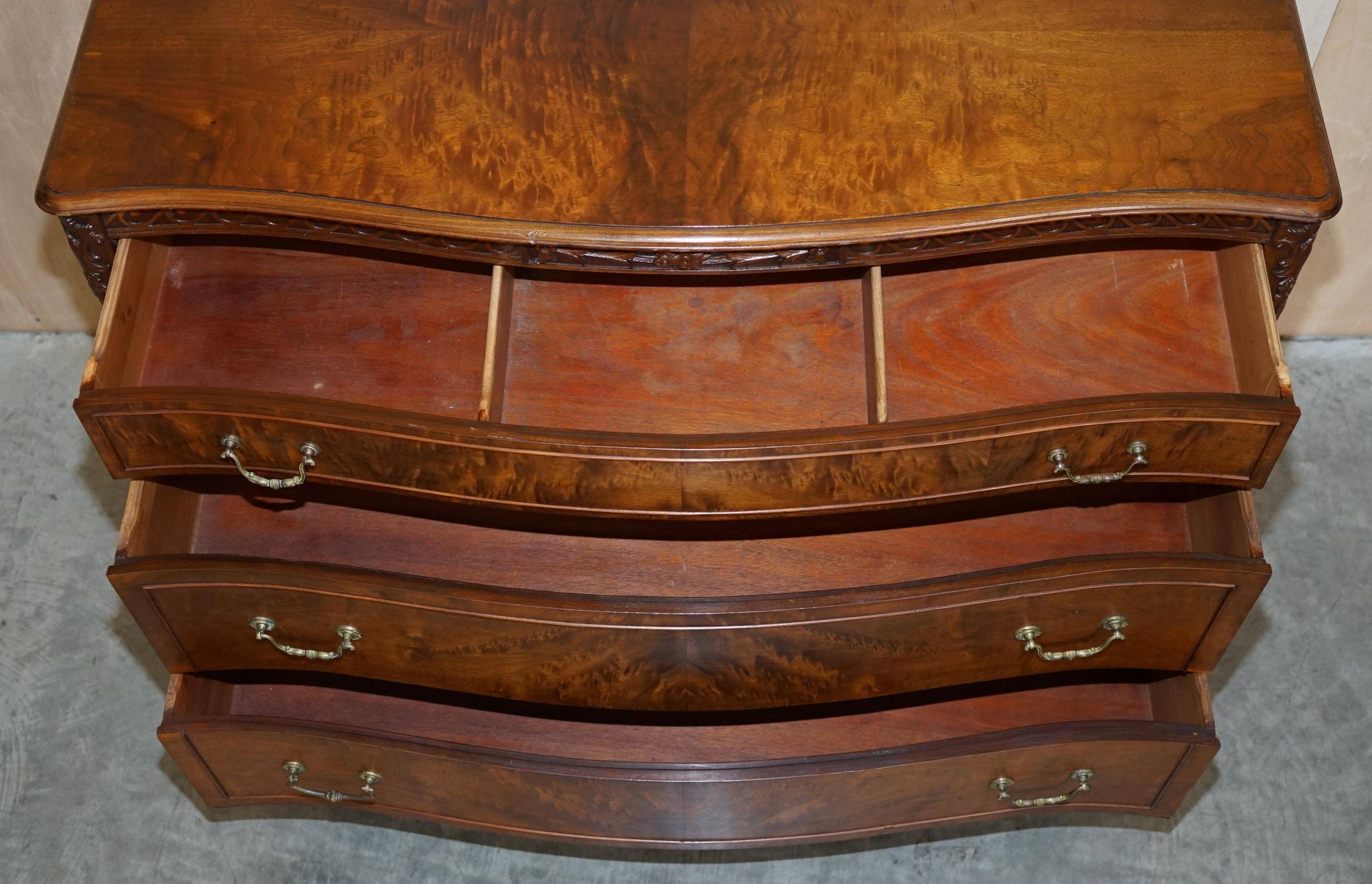 Commode Victorienne Tardive en Bois Dur Pieds Griffe et Boule