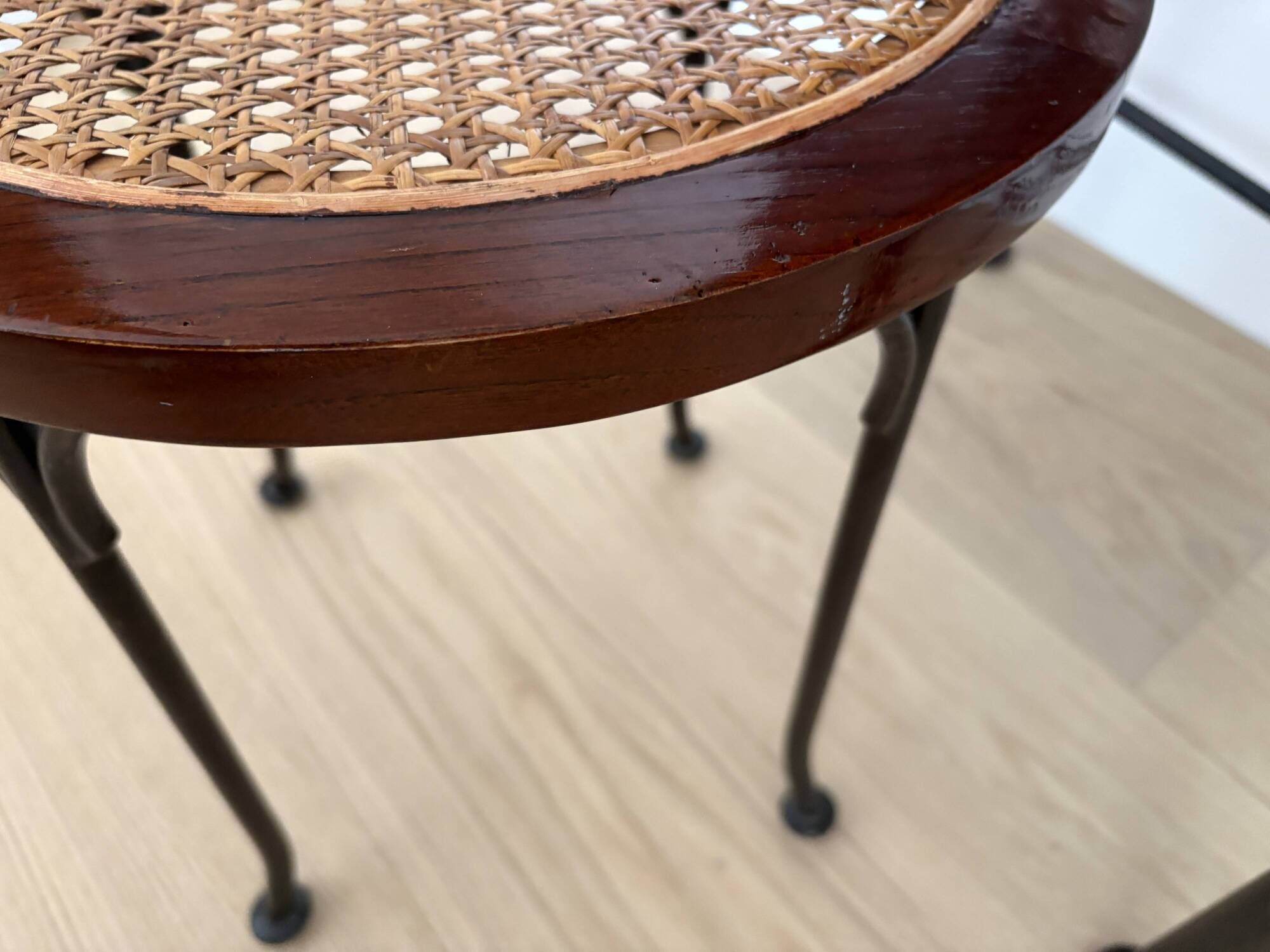 Tabouret canné Grange en fer forgé et bois massif