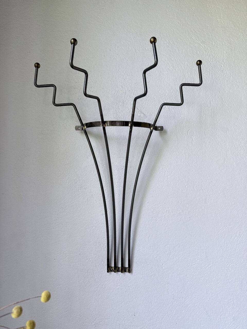 Porte manteau mural zigzag en métal et laiton 1960