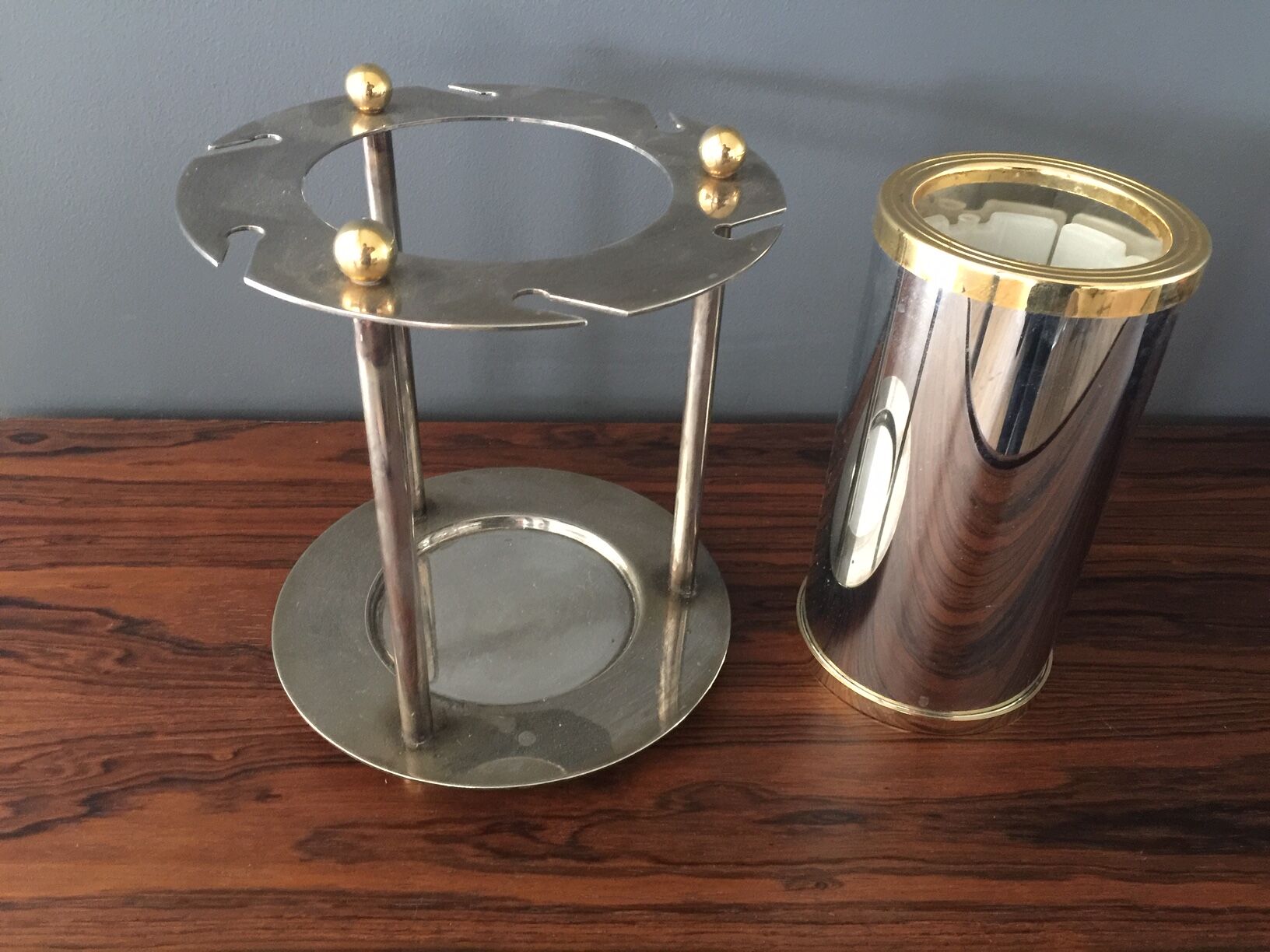 Wine or champagne cooler with door glasses