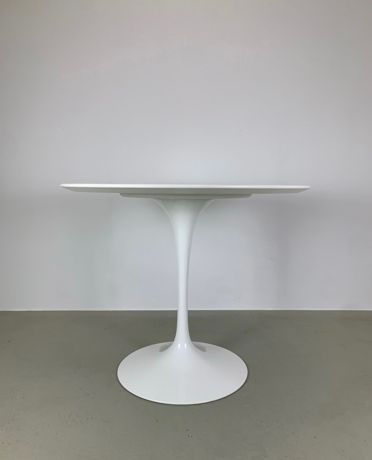 Eero Saarinen Tulip Dining Table white