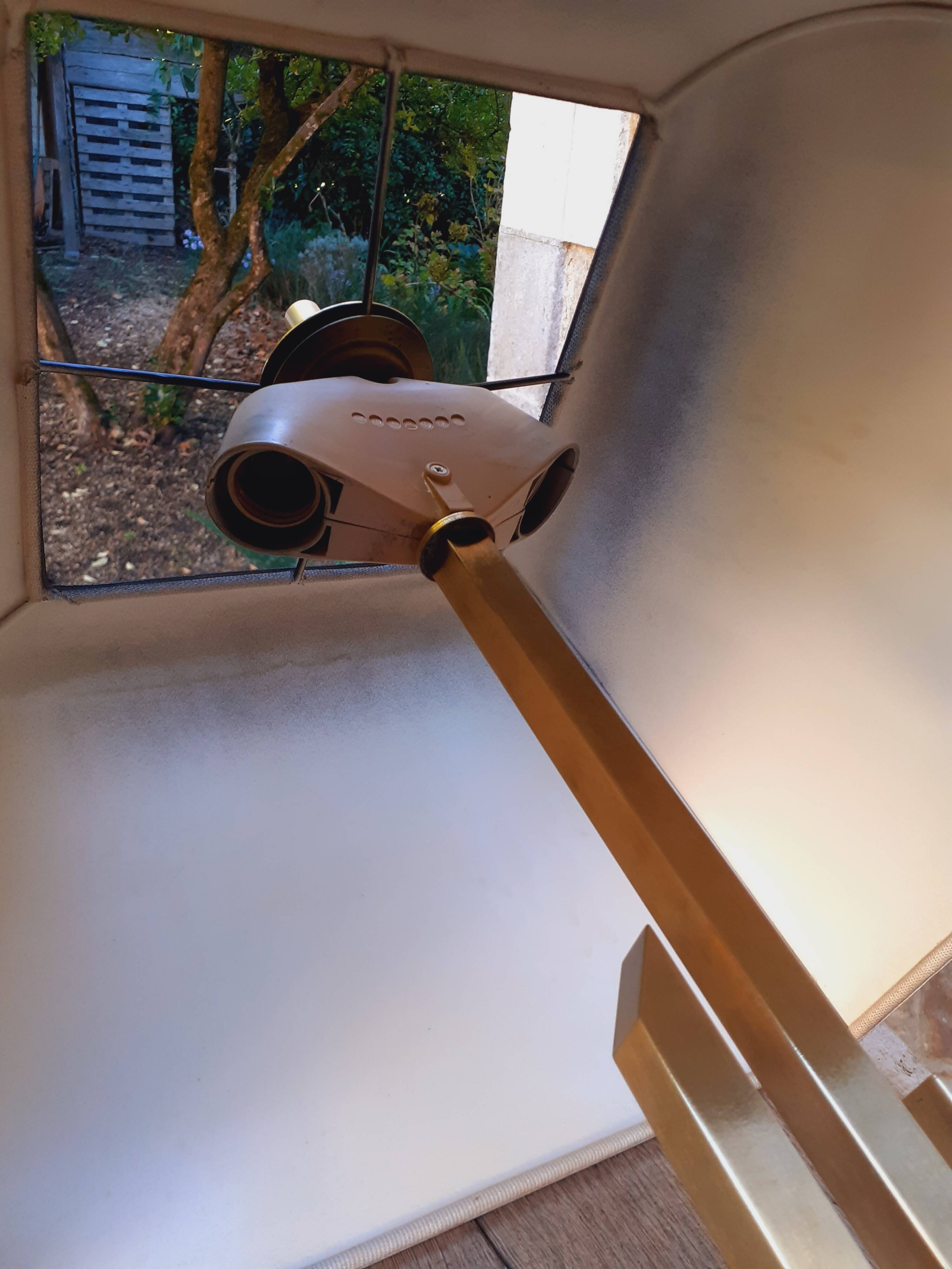 Lampe à poser dite " Gratte-ciel" en laiton année 70