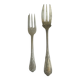 Paire de fourchettes en métal argenté, design orné