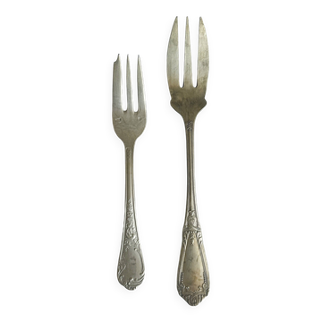 Paire de fourchettes en métal argenté, design orné