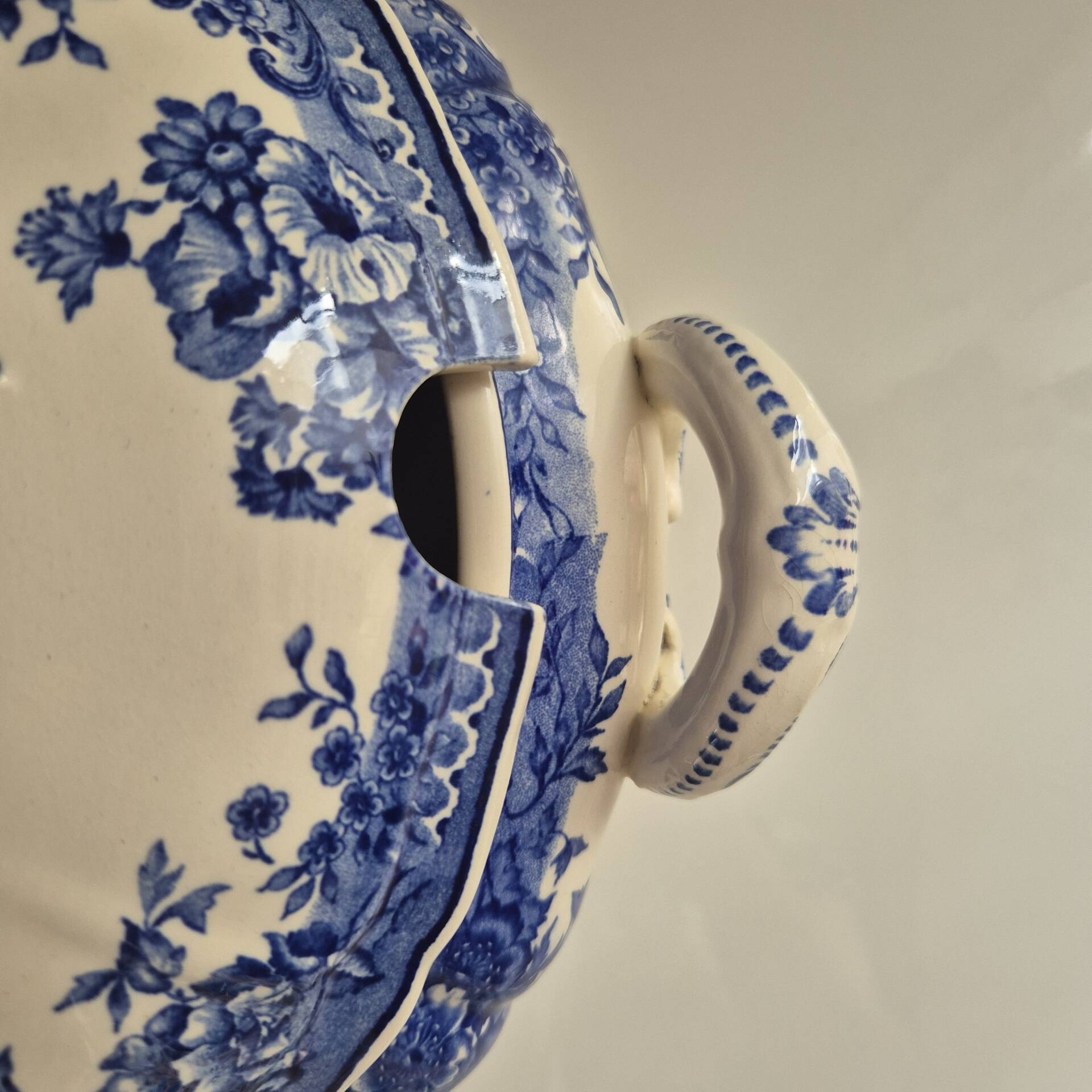 Villeroy and Boch soup tureen model Fides