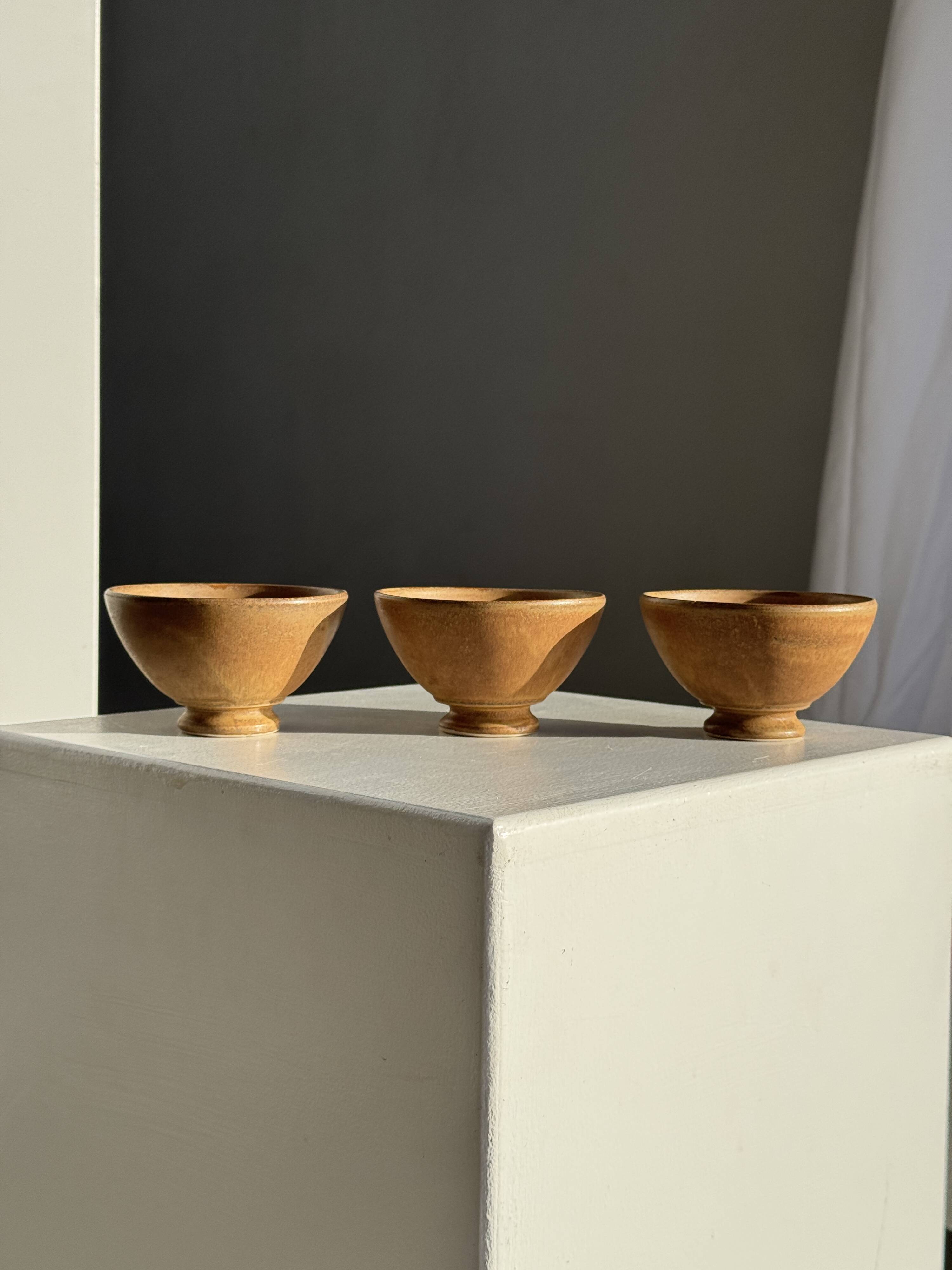Set of 3 vintage mini bowls on foot, stoneware on pedestal H9 D10.