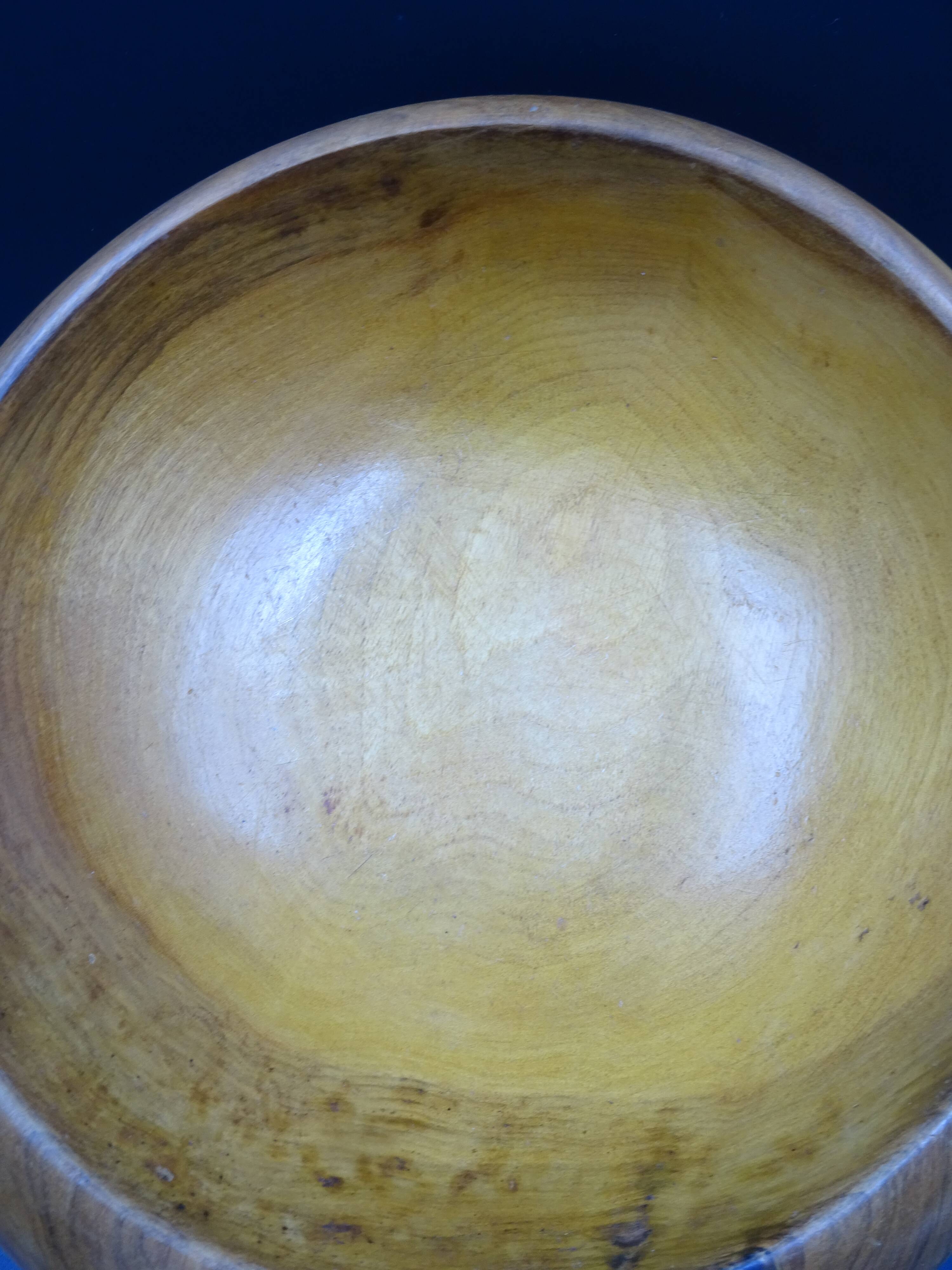 Wooden dish signed E - Circa 1960-1970