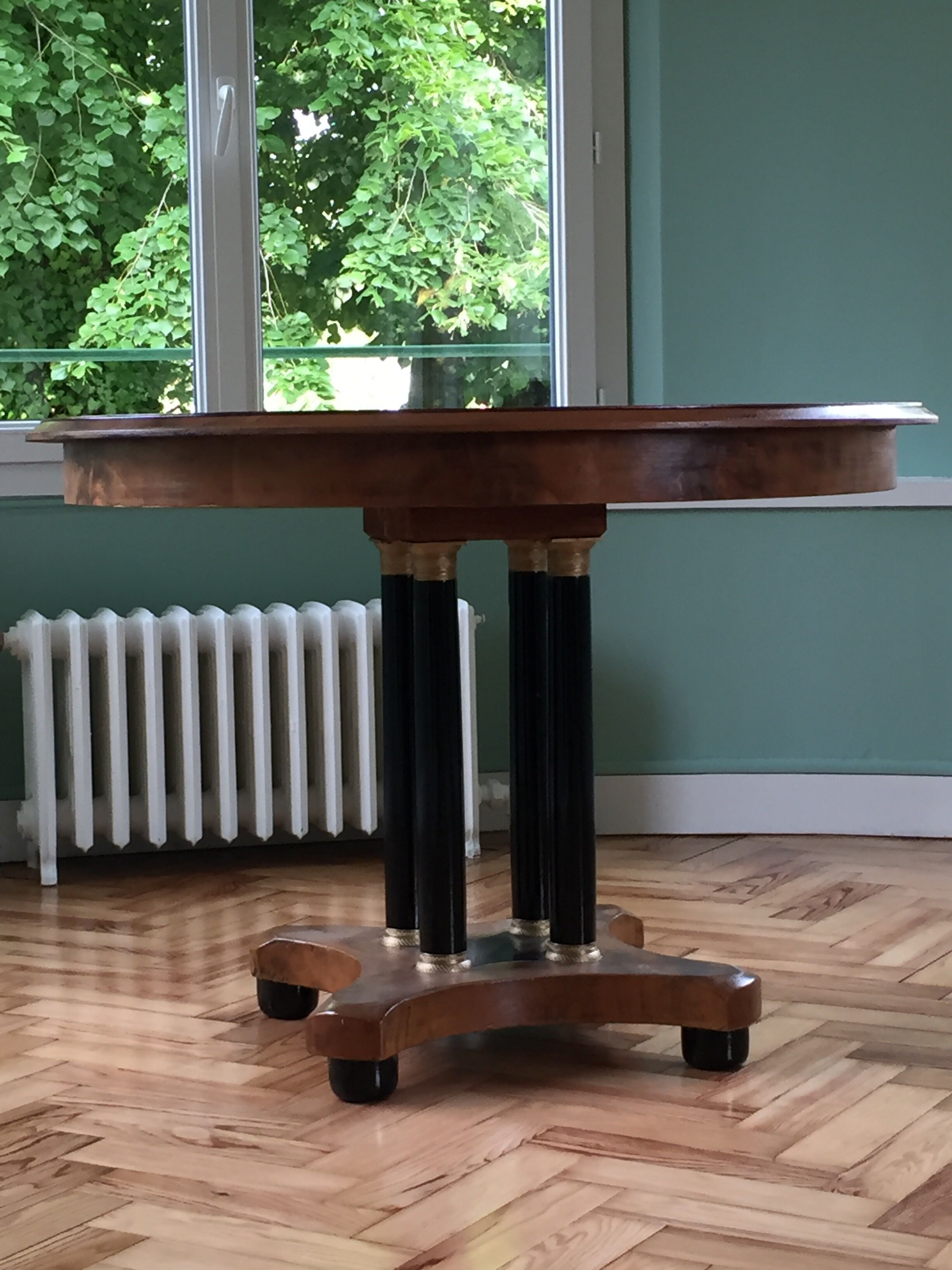 Table - pedestal table with 3 extensions: 4-10 people