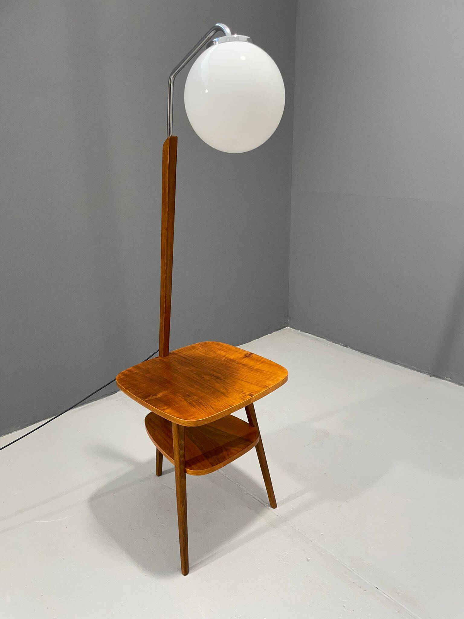 Lampadaire Art Déco avec verre laiteux et table d'appoint, Thonet, années 1950 – Czechos