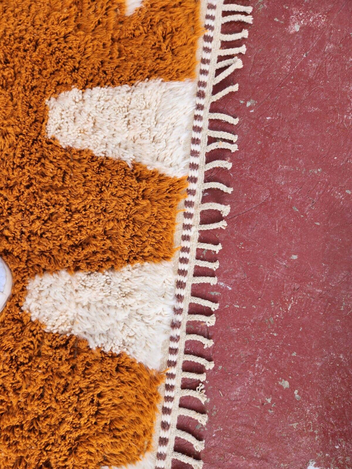 Tapis Beni Ouarain 300x200 cm – Laine épaisse, motifs berbères ocre & écru,