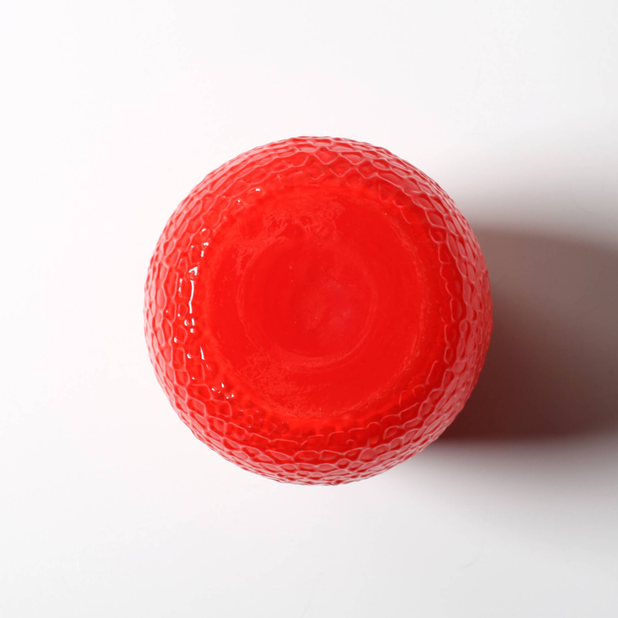 Vase martelé rouge de style mid-century modern : Elme Glasbruk, verre suédois, années 1960.
