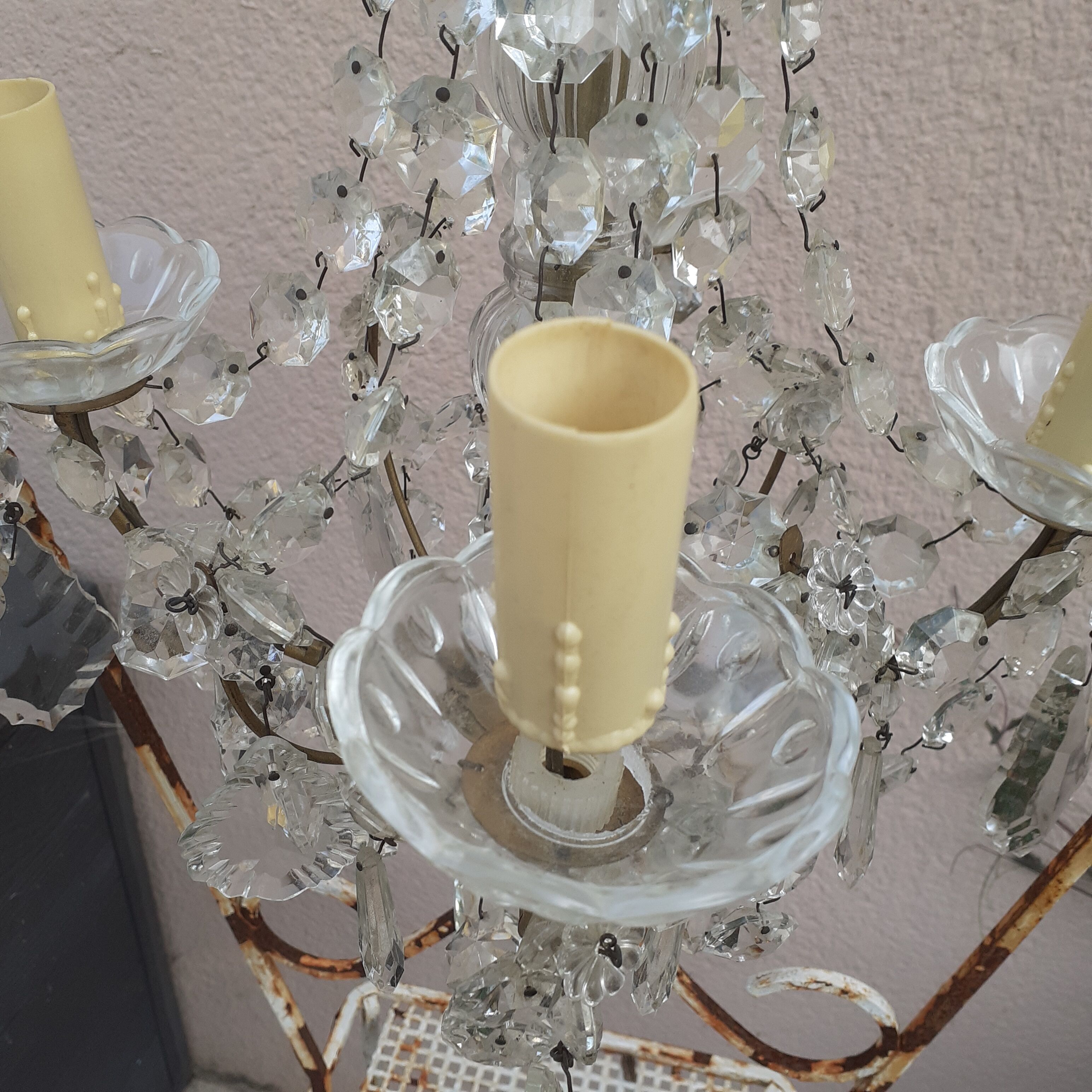 Grapefruit suspension.  4 lamps.