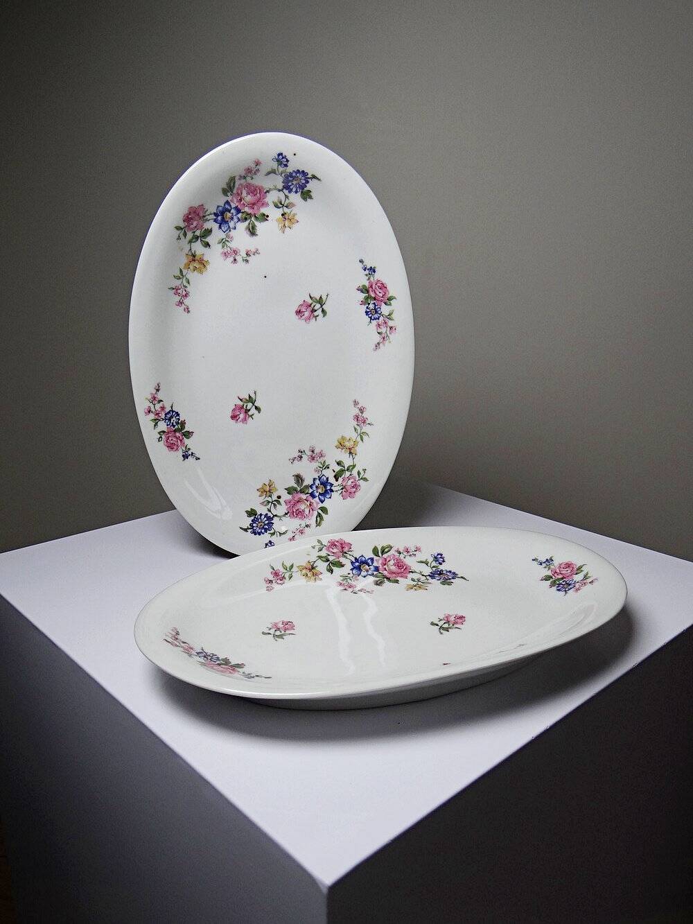 2 Bernardaud Limoges porcelain dishes with floral decoration from the 1920s to 1950s.