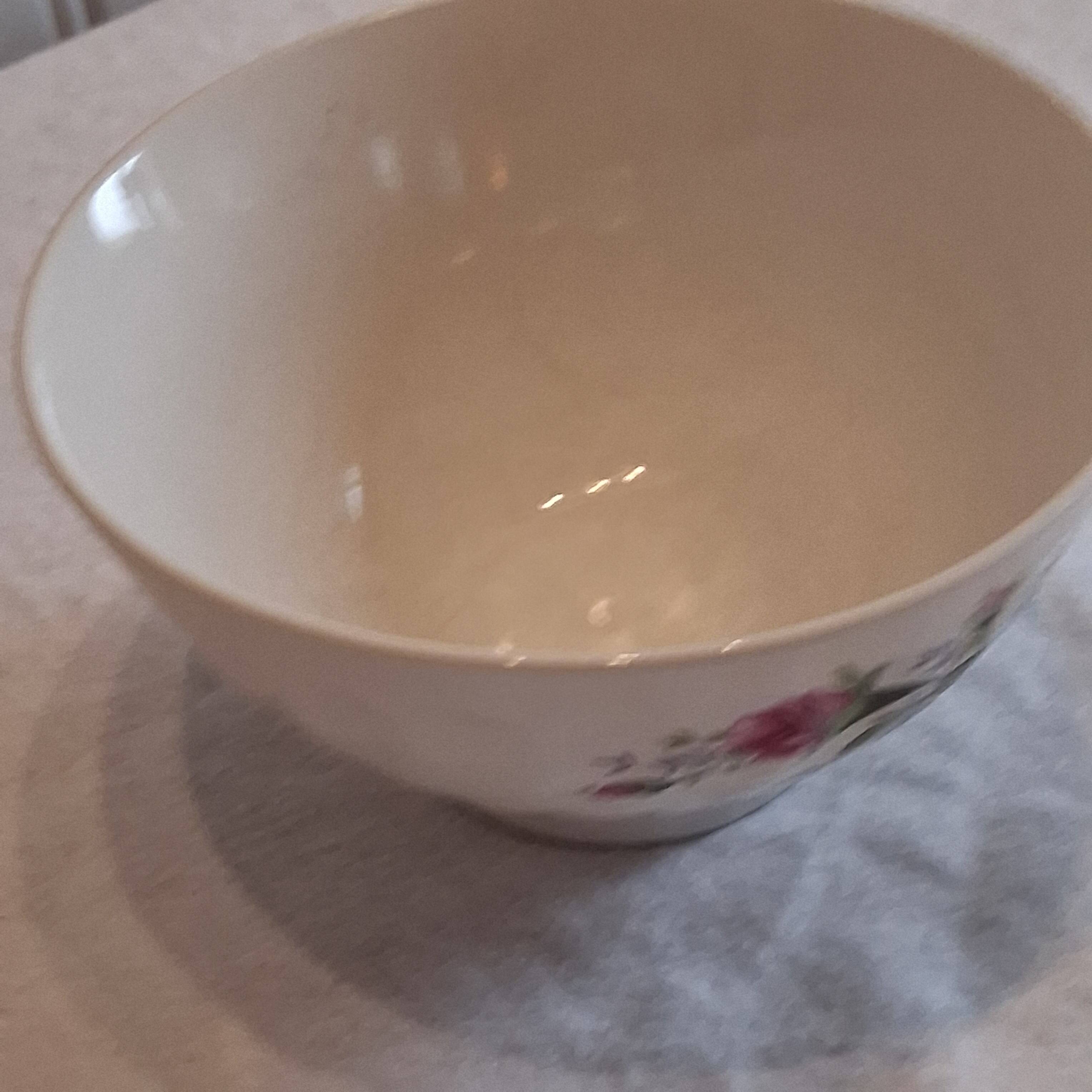 Very nice porcelain bowl in good condition.
