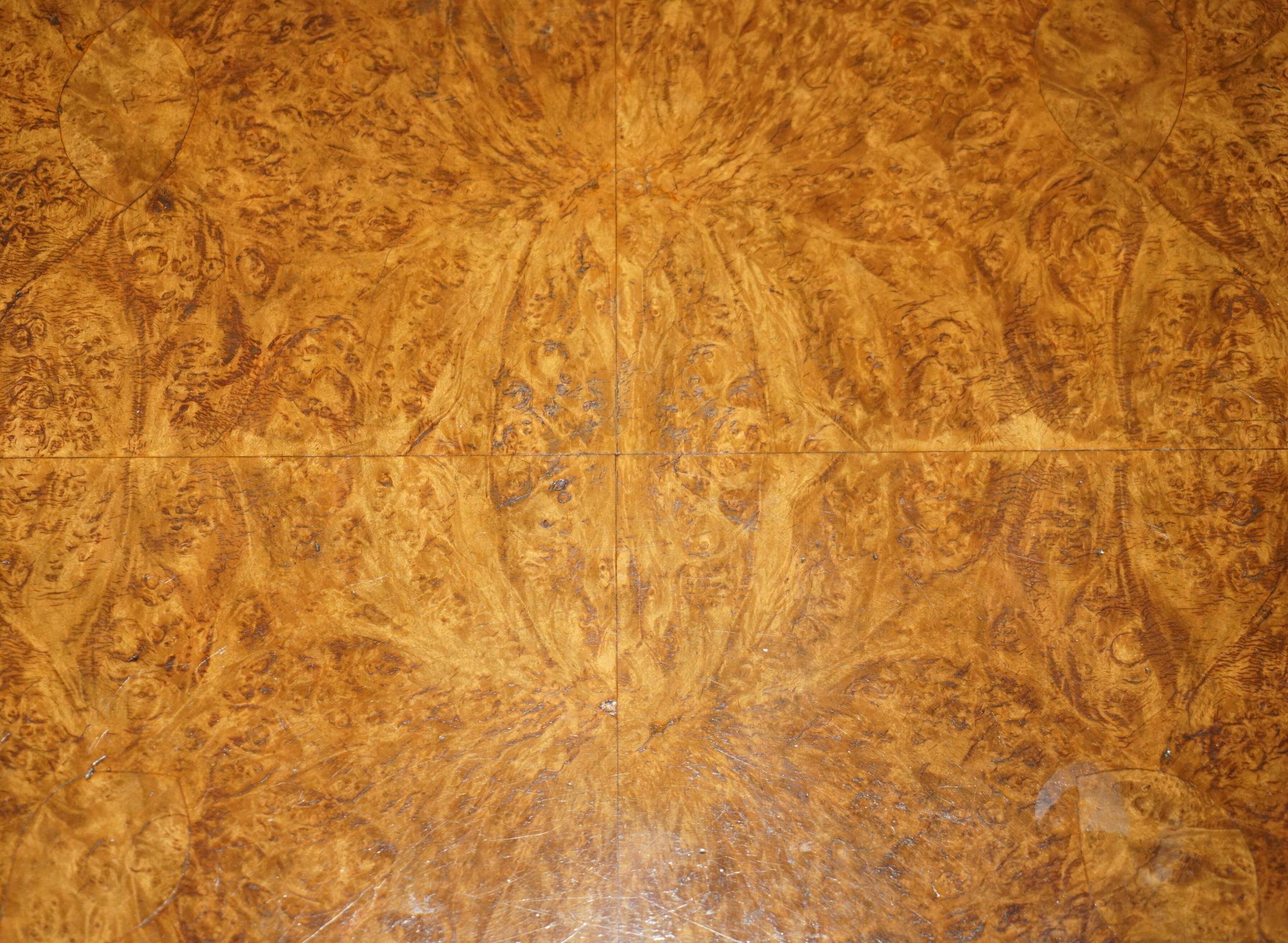 Table basse vintage Burr Walnut pivotante années 1940